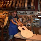 La imagen 7 de la Empresa GUITARRAS MANZANERO Instrumentos y Librerias Musicales en Madrid M