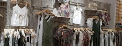 La imagen 22 de la Empresa FIRST YOU, MODA Y COMPLEMENTOS Tienda de Ropa en Torremolinos MA