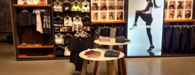 La imagen 15 de la Empresa NIKE STORE BARCELONA - LA MAQUINISTA Zapaterías en Barcelona B