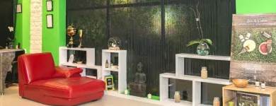 La imagen 8 de la Empresa PELUQUERIA NATURAL MARICRUZ Productos y Servicios de Cuidado Personal en Madrid M