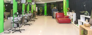 La imagen 11 de la Empresa PELUQUERIA NATURAL MARICRUZ Productos y Servicios de Cuidado Personal en Madrid M