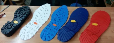 La imagen 2 de la Empresa REPARACIÓN DE CALZADO EL CARMEN, ZAPATERO HORTALEZA Zapaterías en Madrid M