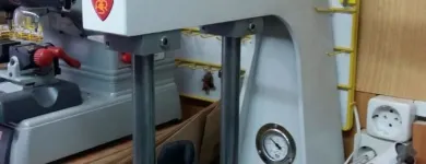 La imagen 3 de la Empresa REPARACIÓN DE CALZADO EL CARMEN, ZAPATERO HORTALEZA Zapaterías en Madrid M