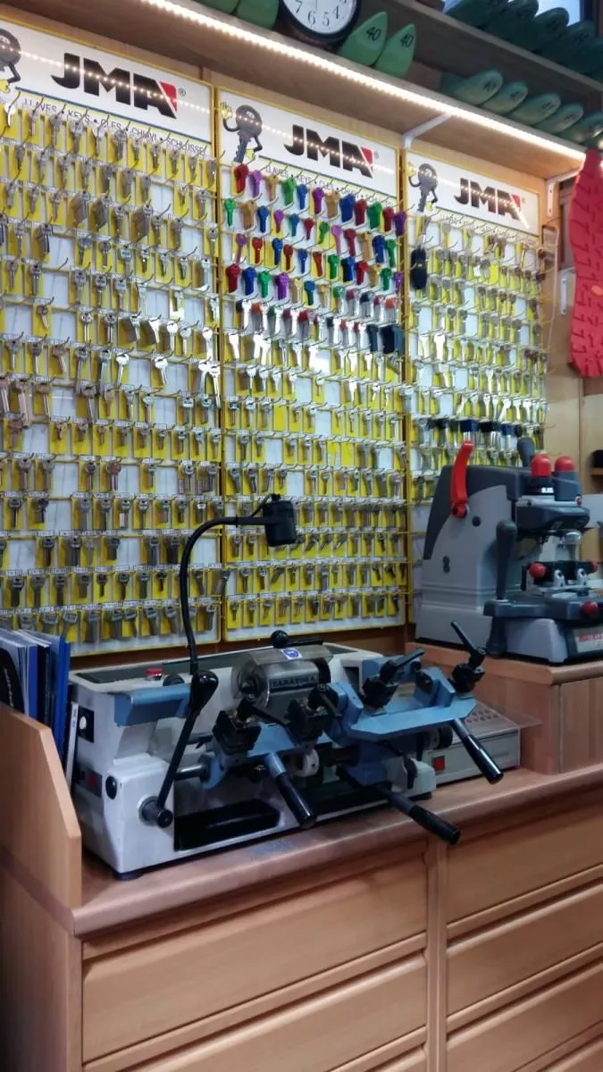 La imagen 5 de la Empresa REPARACIÓN DE CALZADO EL CARMEN, ZAPATERO HORTALEZA
