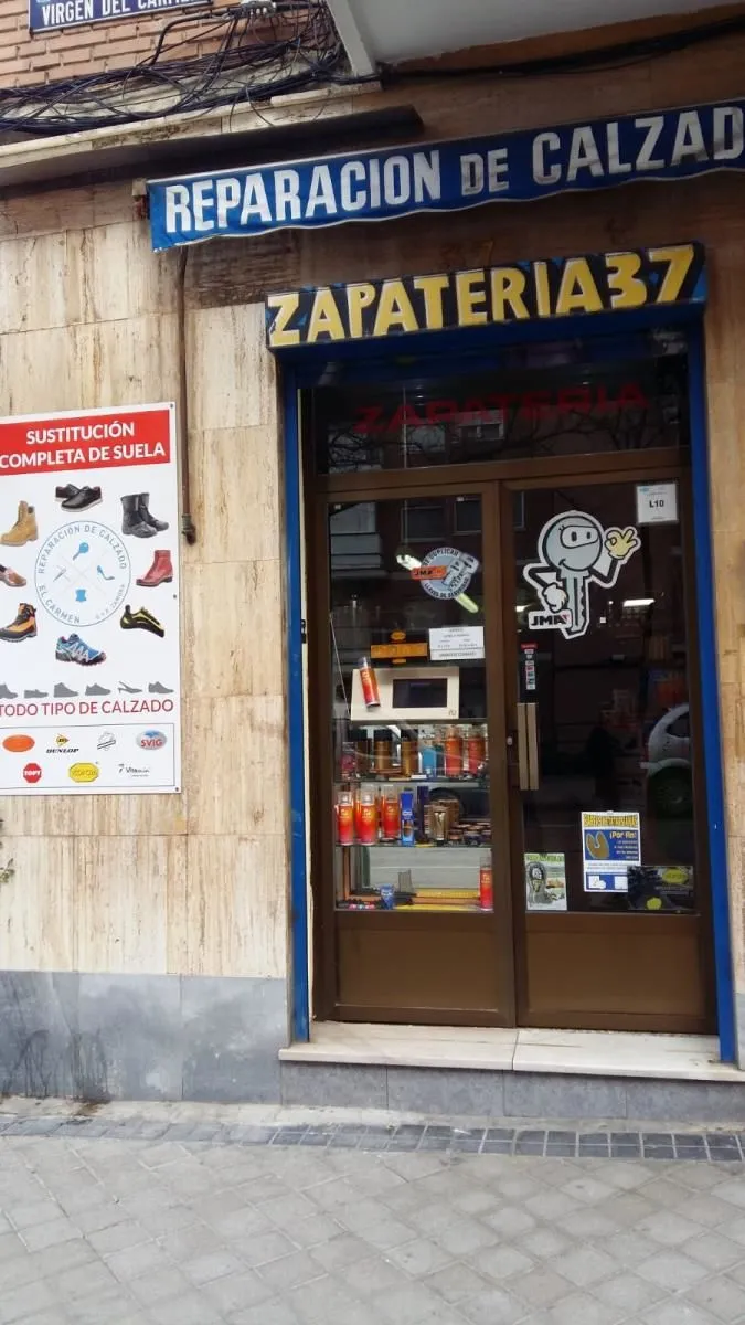 La imagen 10 de la Empresa REPARACIÓN DE CALZADO EL CARMEN, ZAPATERO HORTALEZA